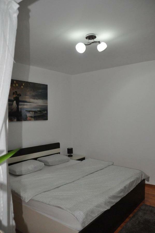 Mario Apartments Resita Eksteriør billede